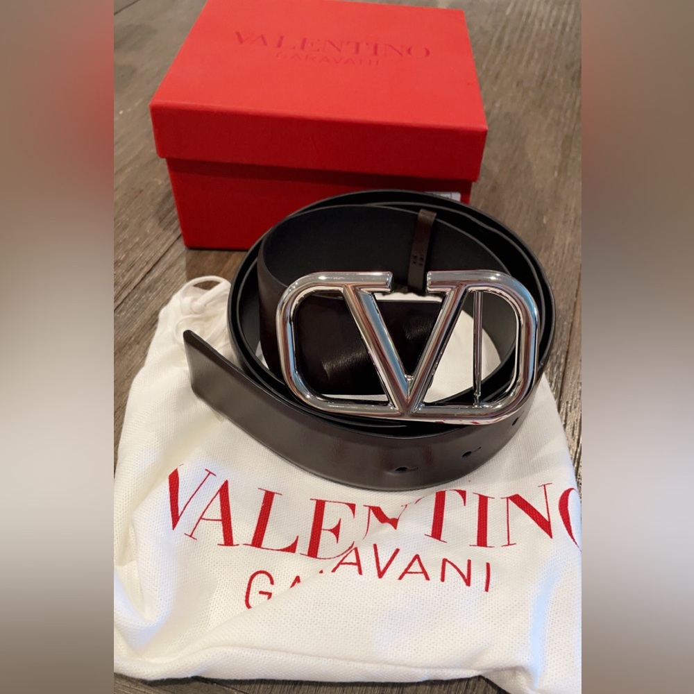 Valentino🖤 - Picture 2 of 4